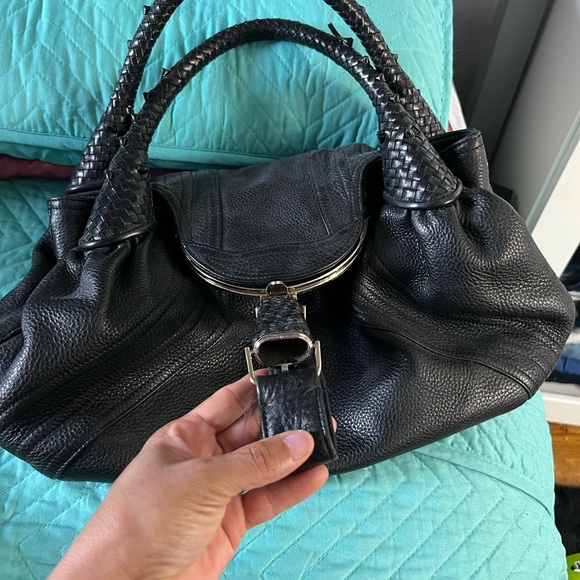 No está pelada ni rota está como nueva solo que se le callo una pieza - Picture 2 of 7